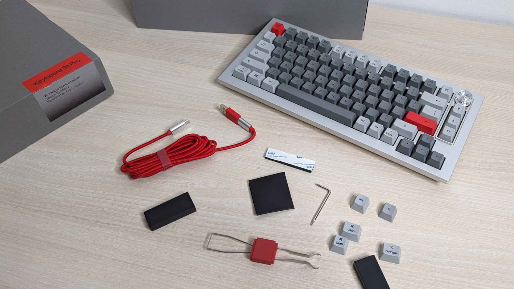 El teclado de OnePlus viene con muchos accesorios y herramientas