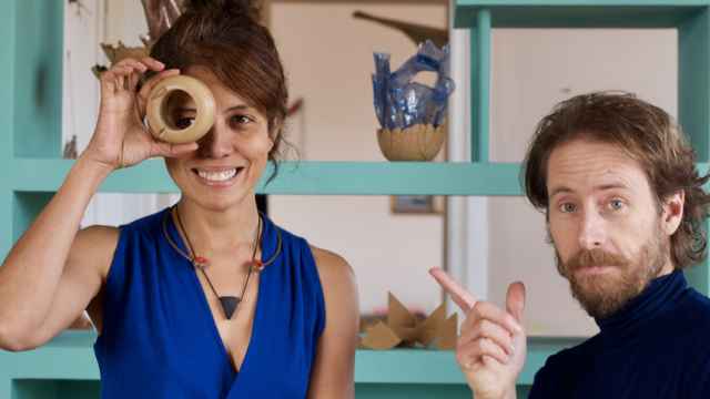 Silvana Catazine y Josean Vilar son los fundadores de Naifactorylab, el taller que aprovecha los huesos de aceitunas para diseñar arquitectura efímera.