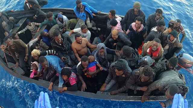 Inmigrantes a bordo de una patera interceptada frente a las costas de Marruecos.