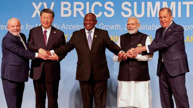 De izquierda a derecha, los presidentes de Brasil, China, Sudáfrica e India, y el ministro de Exteriores ruso.