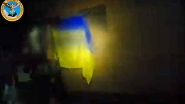 Tropas ucranianas exhibiendo la bandera de Ucrania en la Crimea ocupada por los rusos.