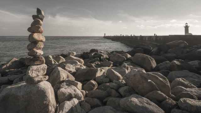 Imagen de archivo de unos montículos de piedras en la costa.