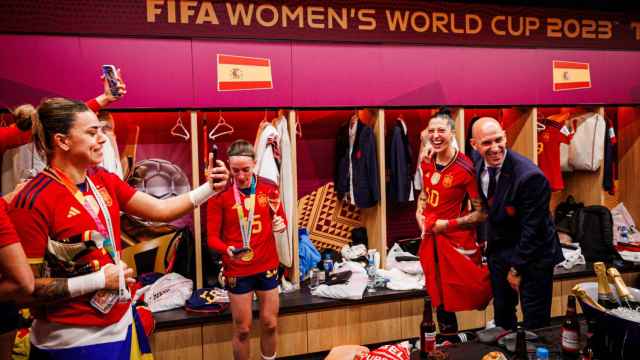 Jenni Hermoso y Luis Rubiales, en el vestuario de la Selección durante la celebración del Mundial.