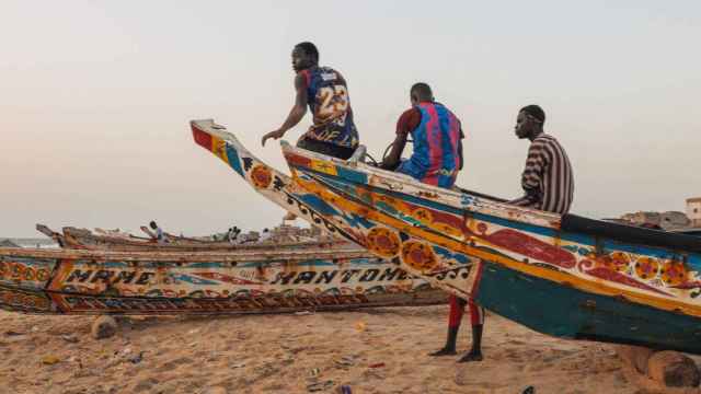 Jóvenes durante el atardecer en la playa de Ndar-Toute en St.Louis, al norte de Senegal.