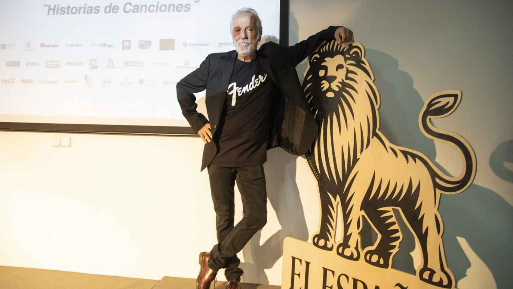 Panccho Varona posa con el león de El Español.