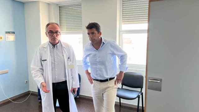 El presidente Carlos Mazón en la visita al Hospital General por el problema del aire acondicionado.
