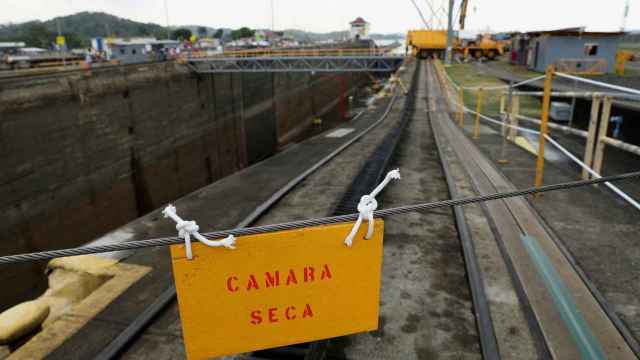 Una señal con el mensaje 'Cámara Seca' durante unas tareas periódicas de mantenimiento del Canal de Panamá.