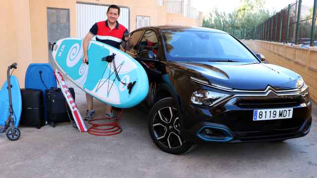 El autor del reportaje junto con el coche eléctrico Citroën ë-C4X en los alrededores de Valencia.