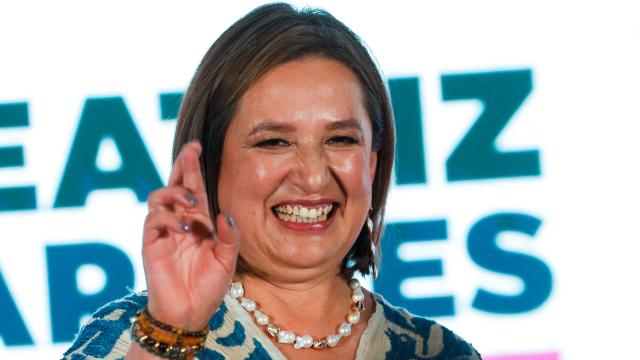 La exsenadora mexicana Xóchitl Gálvez hace su característico chasqueo, el sábado pasado en Guadalajara.