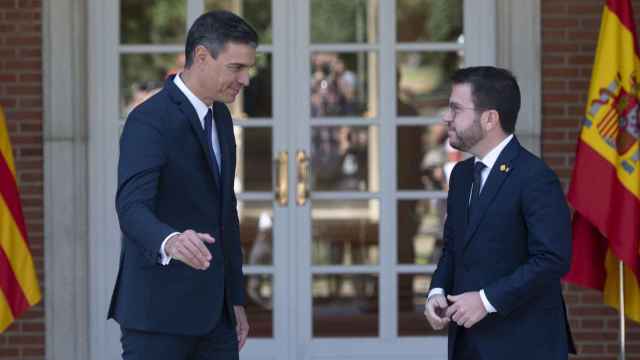 El presidente del Gobierno, Pedro Sánchez, y el de la Generalitat, Pere Aragonés, a su llegada a una reunión, en La Moncloa, el 15 de julio de 2022.