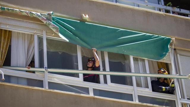 Los bomberos de Málaga comprobando un toldo por el viento.