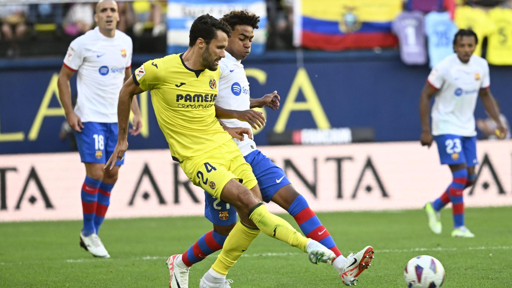 Alfonso Pedraza y Lamine Yamal pelean por un balón