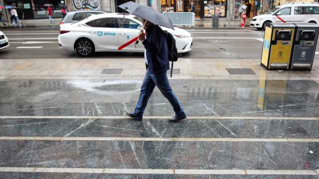 Un hombre con paraguas en Madrid.