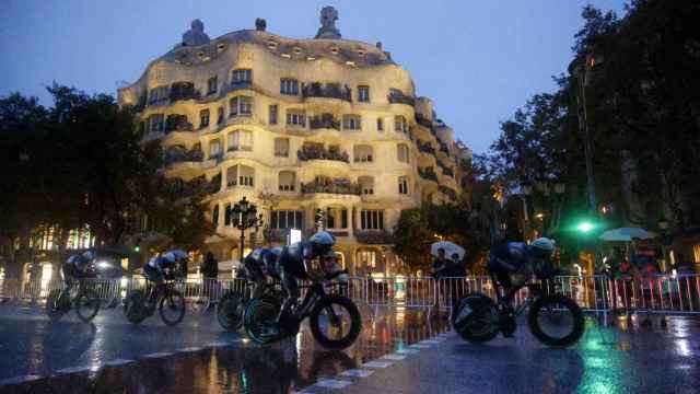 El equipo Soudal - Quick Step de Remco Evenepoel, en las calles de Barcelona.