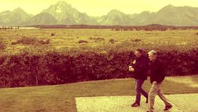 Jerome Powell, presidente de la Fed, caminando por Jackson Hole (Wyoming).