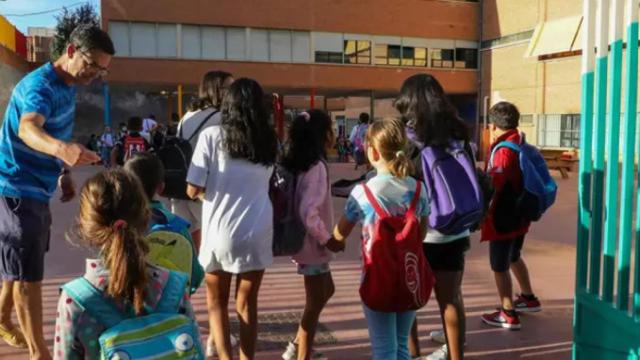 Un grupo de niños entrando al colegio en el colegio CEIP Hernán Cortés