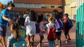 Un grupo de niños entrando al colegio en el colegio CEIP Hernán Cortés