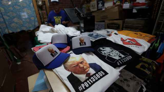 Merchandising con la foto policial de Donald Trump en una tienda en Los Ángeles