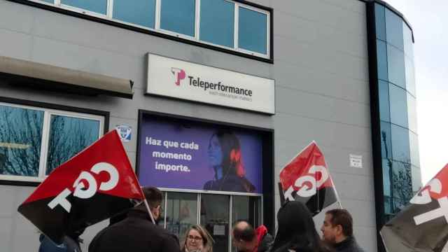 Trabajadores de CGT se manifiestan a las puertas de Teleperformance en Ponferrada