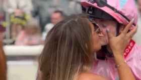 Jolene De'Lemos besa a Sean Kirrane tras vencer en la Breeders' Cup