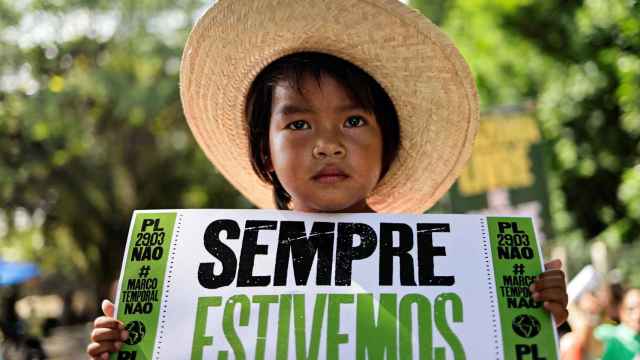 Indígenas marchan en Belem al inicio de la Cumbre Amazónica, en Brasil, a 8 de agosto de 2023.