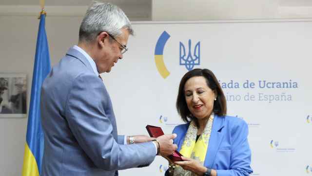 El embajador de Ucrania entrega a Margarita Robles la 'Distinción de Honor'