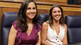La secretaria general de Podemos, Ione Belarra, junto a la ministra de Igualdad, Irene Montero durante la Sesión Constitutiva de la XV Legislatura, el 17 de agosto.