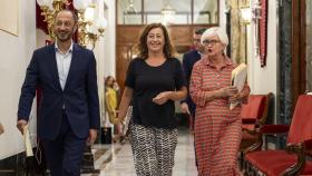 La presidenta del Congreso, Francina Armengol (c), junto al vicepresidente primero, Alfonso Rodríguez Gómez, y la secretaria segunda, Isaura Leal,  en el Congreso.