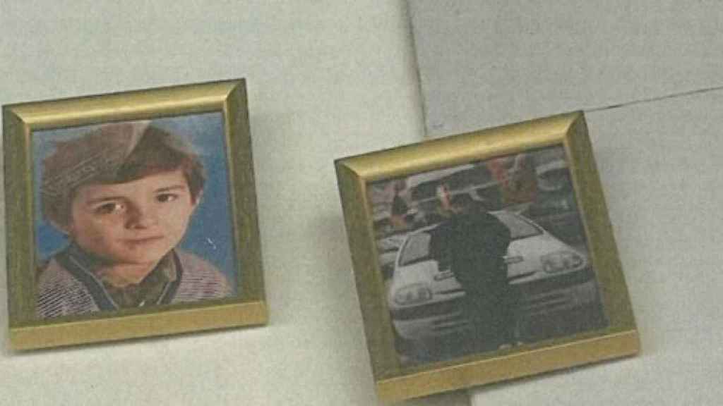 Fotografías de juventud de un preso etarra aún encarcelado, exhibida en una caseta de Bilbao.