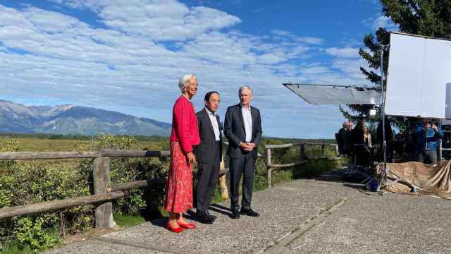 Christine Lagarde, presidenta del BCE, junto a Kazuoy Ueda, gobernador del Banco de Japón, y Jerome Powell, presidente de la Fed, el pasado viernes durante el simposio de Jackson Hole.