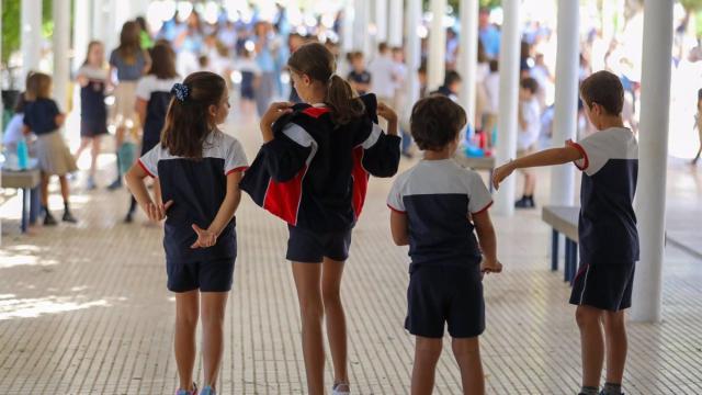 Alumnos de Educación Primaria en la entrada de un centro escolar de Madrid.