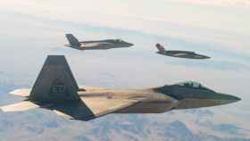F-22 y F-35 volando en formación con un Valkyrie