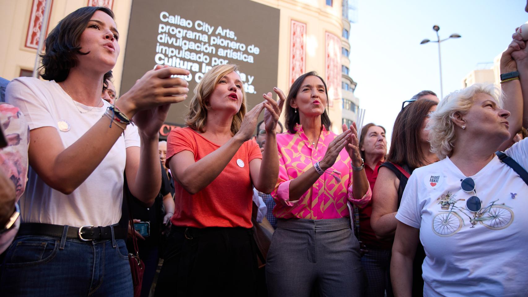 Andrea Fernández, secretaria de Igualdad del PSOE, Reyes Maroto, portavoz del PSOE en el Ayuntamiento, y Pilar Alegría, ministra de Educación en funciones.