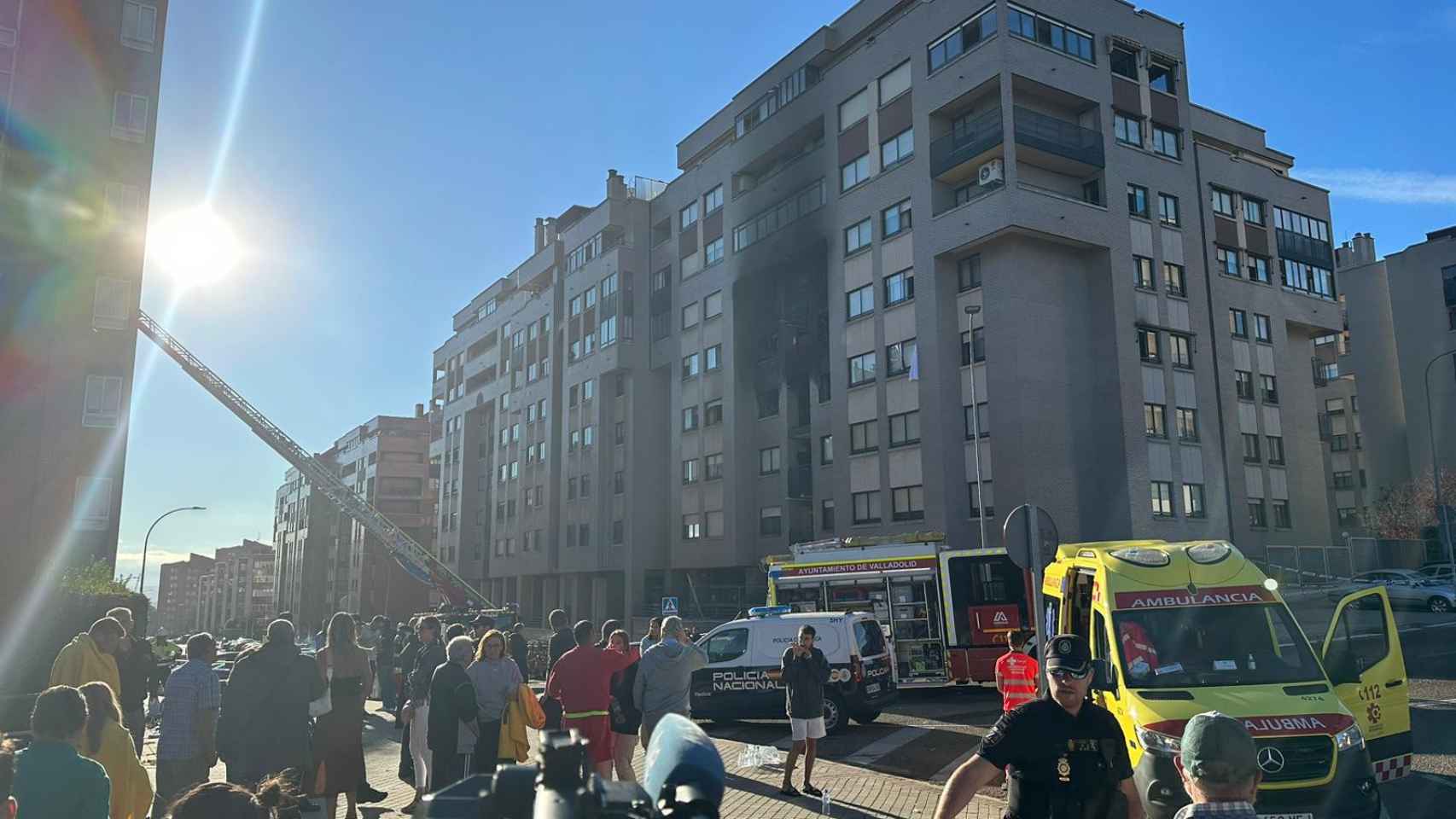 La situación en la calle Juan de Valladolid tras la explosión en un piso.