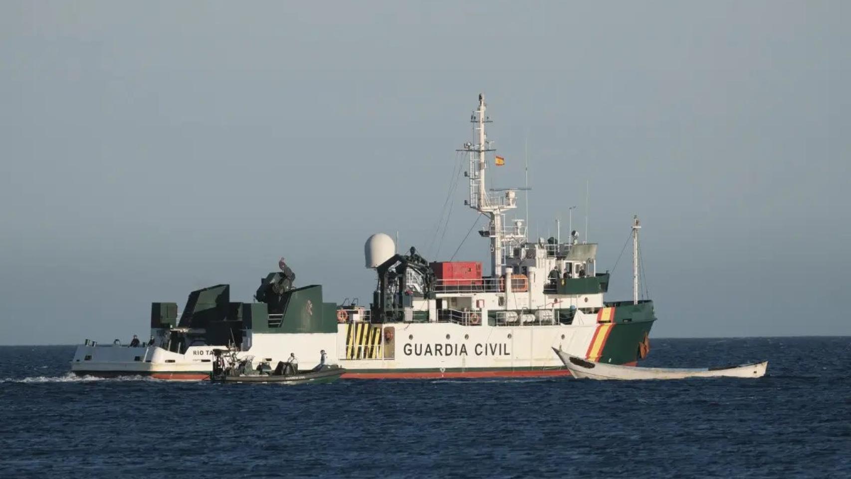 La Guardia Civil desactiva 25 bengalas náuticas incautadas en La Manga del  Mar Menor