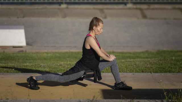 Una mujer hace ejercicio en un parque de Sevilla.
