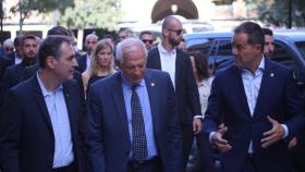 Francisco Tierraseca, Josep Borrell y Carlos Velázquez reciben a los ministros europeos. Foto: Venancio Martín.