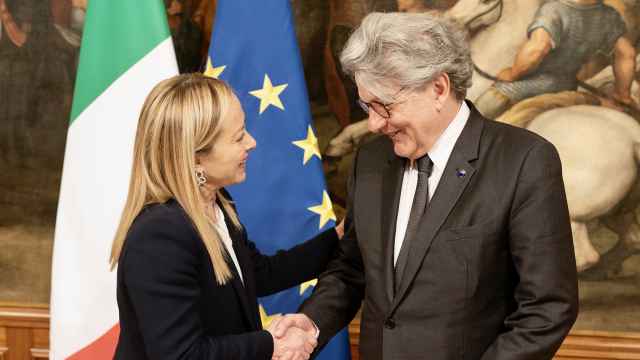 Giorgia Meloni, primera ministra de Italia, y Thierry Breton, comisario europeo de Mercado Interior, en un encuentro el 13 de abril en el Palazzo Chigi.