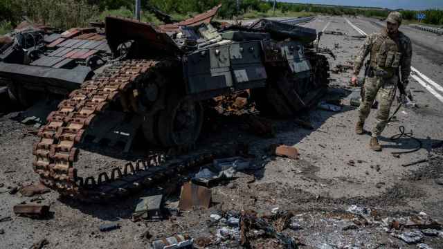 Un militar ucraniano camina cerca de un tanque destruido cerca del pueblo de Robotyne (Zaporiyia).