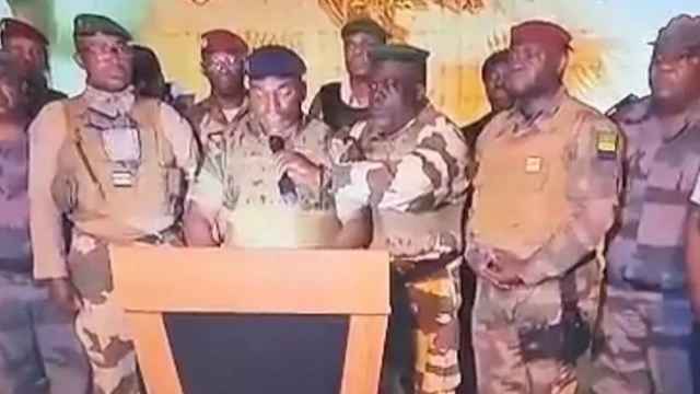Un grupo de militares anuncia la anulación de las elecciones y el cierre de fronteras en la televisión estatal de Gabón.