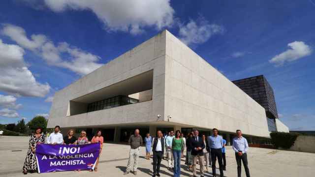 Las Cortes guardan un minuto de silencio contra el asesinato de una mujer en Béjar con el PSOE por un lado y PP y Vox por otro
