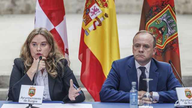 La alcaldesa de Burgos, Cristina Ayala, y el vicealcalde de la ciudad, Fernando Martínez-Acitores, durante una rueda de prensa.