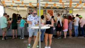 Varias personas comiendo en la Feria del Folklore y la Gastronomía