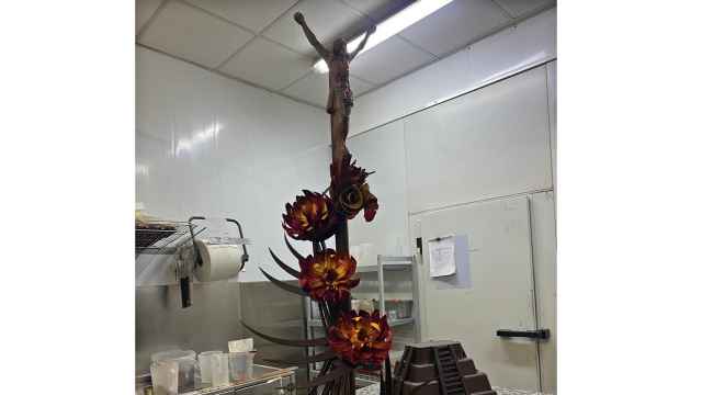 Un Cristo de chocolate de 1'70 metros: el dulce que un pastelero murciano exhibirá en Colombia.