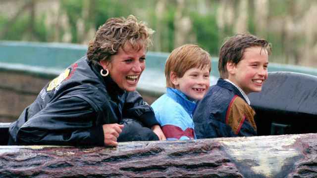 Los príncipes Guillermo y Harry junto a la princesa Diana de Gales en Thorpe Park Resort en 1990.