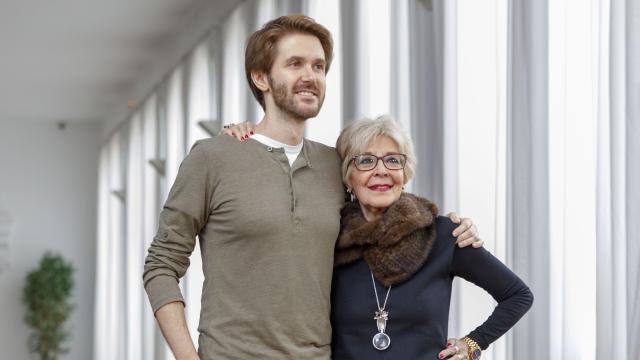 Concha Velasco junto a su hijo mayor, Manuel, en la presentación de la obra de teatro 'El Funeral', en marzo de 2018.