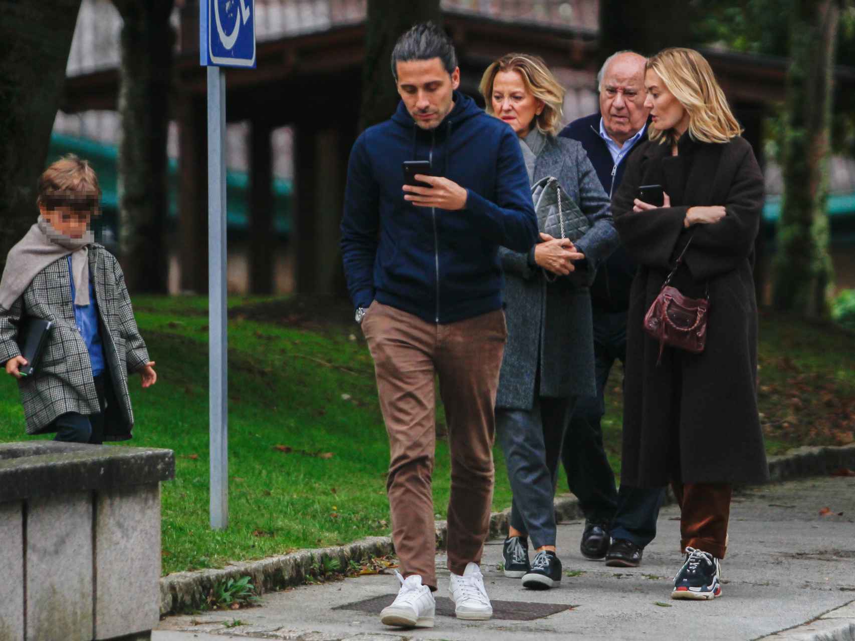 Flora Pérez junto a su familia en las calles de La Coruña.