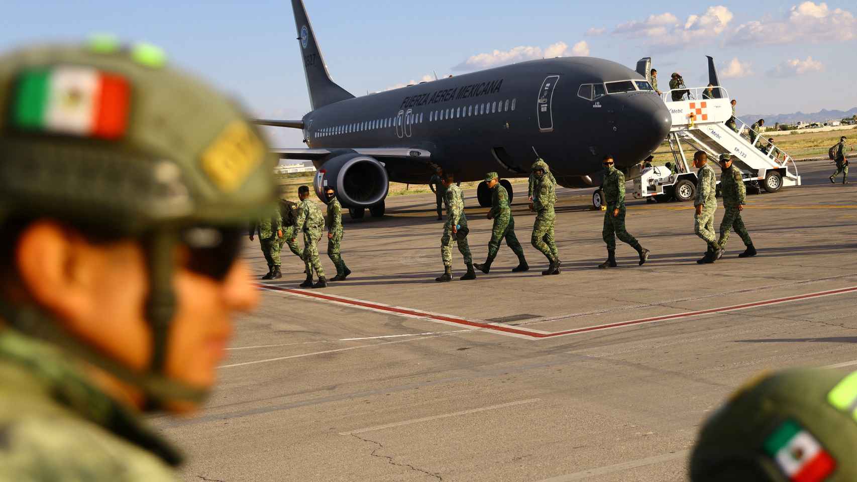 Militares desembarcan en la pista del aeropuerto de Ciudad Juárez