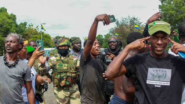 Cientos de personas han salido a las calles de Libreville para apoyar a los golpistas.