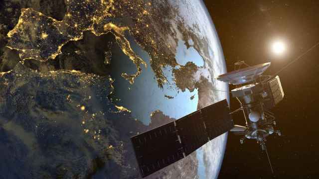 Representación de un satélite en la órbita terrestre